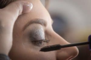 mascara application sur les yeux
