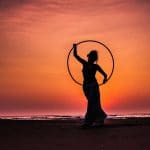 Femme mince avec un hula hoop